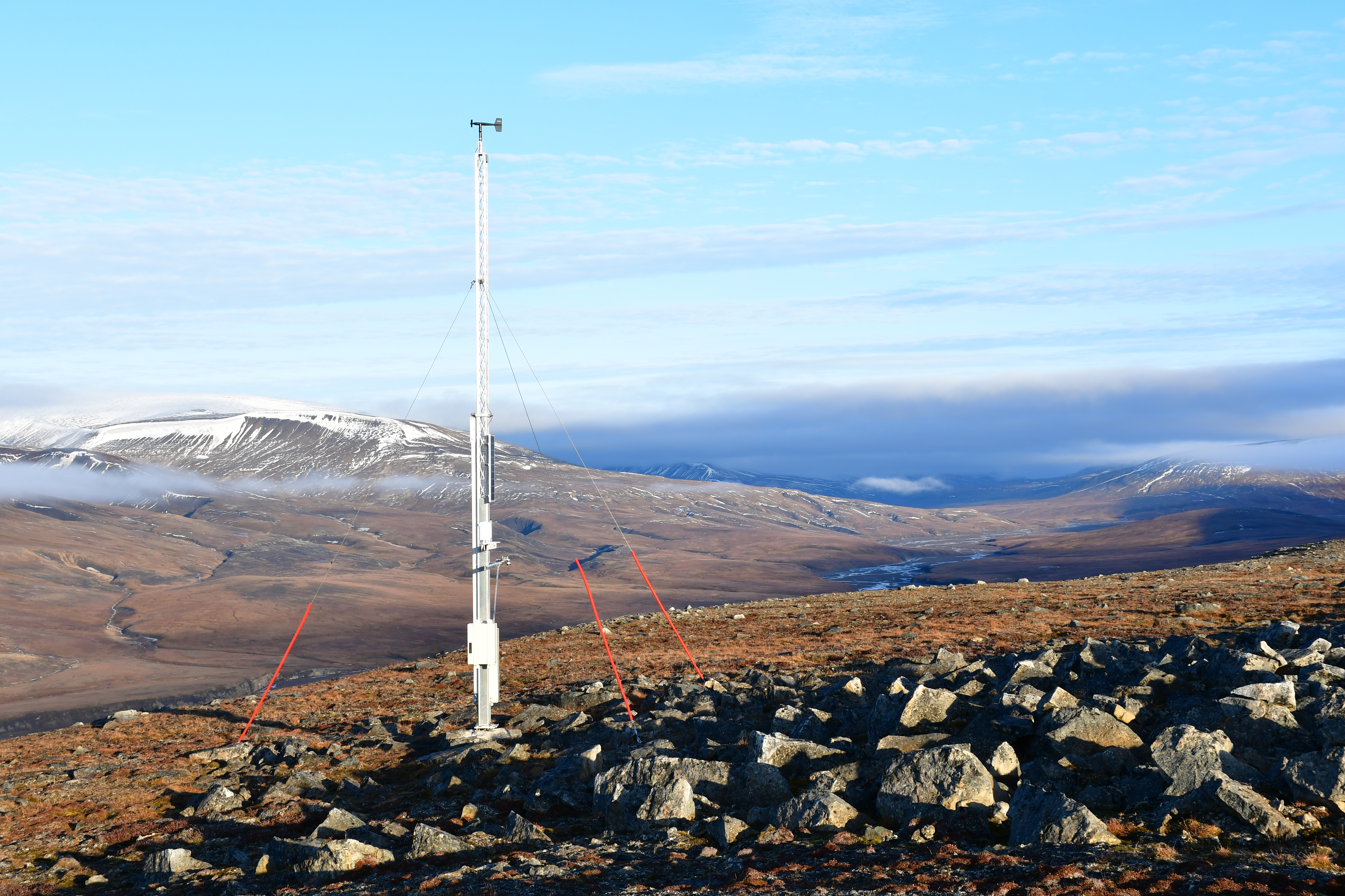 Den første av åtte planlagte automatiske full-skala værstasjoner montert av COAT og MET på Janssonhaugen på Svalbard i september 2019. Foto: Ketil Isaksen